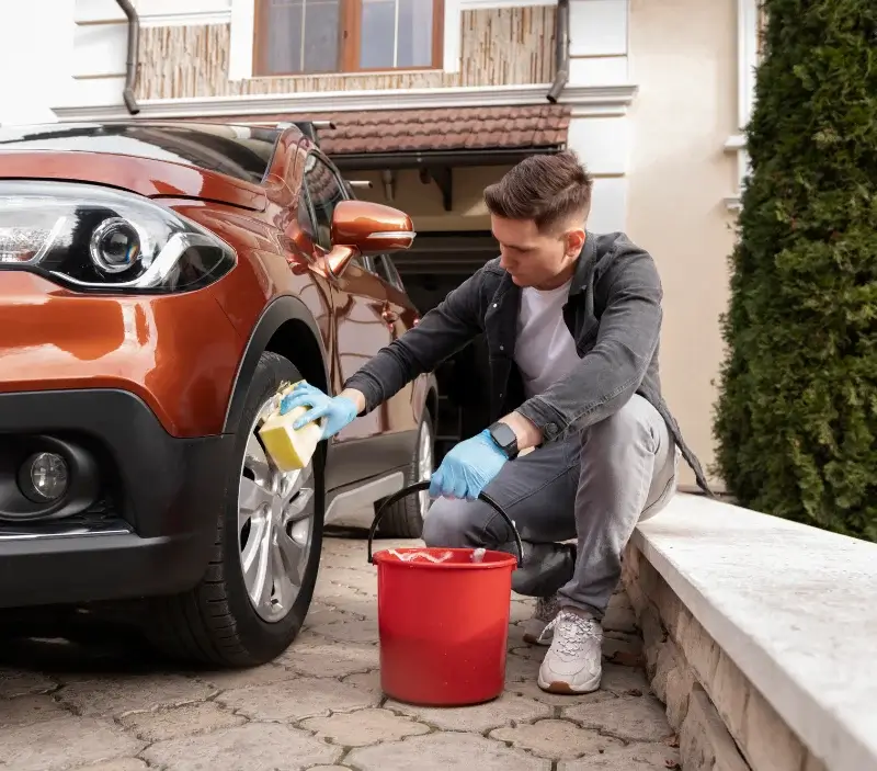 Lavage auto à domicile Exideuil-sur-Vienne : professionnel intervenant sur un véhicule